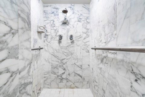 Condo in Miami, Florida, 2 bedrooms № 2176562 - photo 23