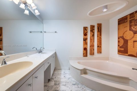 Condo in Miami, Florida, 2 bedrooms № 2176562 - photo 21