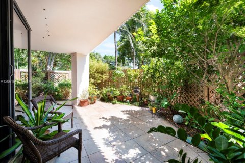 Condo in Miami, Florida, 2 bedrooms № 2176562 - photo 4