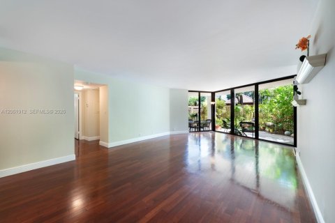 Condo in Miami, Florida, 2 bedrooms № 2176562 - photo 10