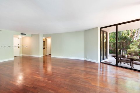 Condo in Miami, Florida, 2 bedrooms № 2176562 - photo 11