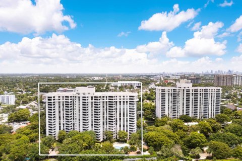 Condo in Miami, Florida, 2 bedrooms № 2176562 - photo 2