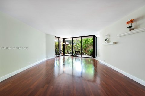 Condo in Miami, Florida, 2 bedrooms № 2176562 - photo 9