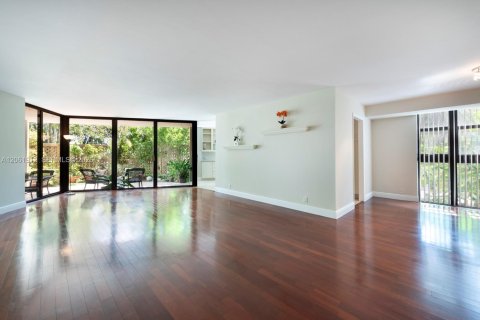 Condo in Miami, Florida, 2 bedrooms № 2176562 - photo 8