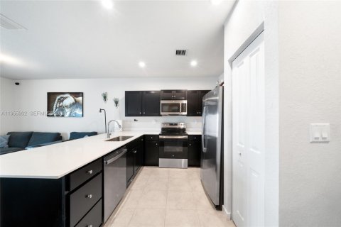 Townhouse in Florida City, Florida 3 bedrooms, 128.21 sq.m. № 2009855 - photo 5