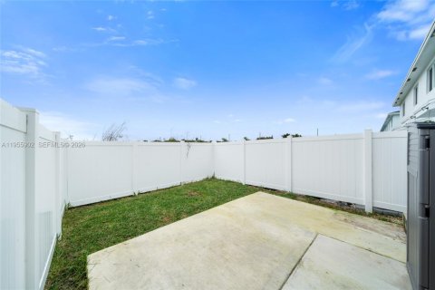 Townhouse in Florida City, Florida 3 bedrooms, 128.21 sq.m. № 2009855 - photo 22