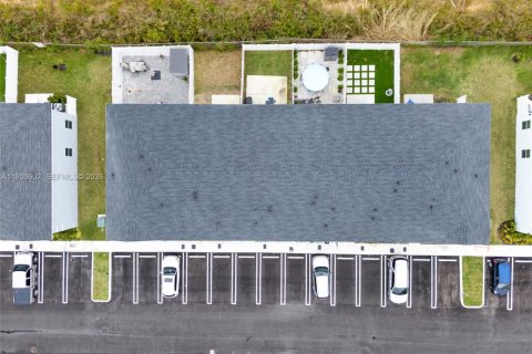 Townhouse in Florida City, Florida 3 bedrooms, 128.21 sq.m. № 2009855 - photo 26