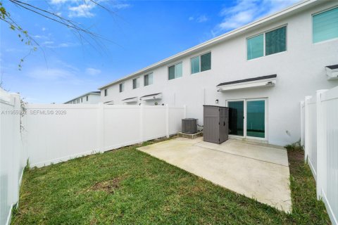 Townhouse in Florida City, Florida 3 bedrooms, 128.21 sq.m. № 2009855 - photo 20