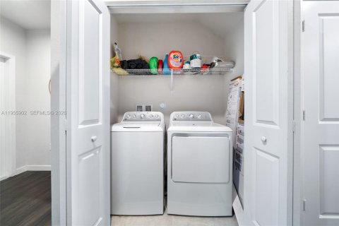 Townhouse in Florida City, Florida 3 bedrooms, 128.21 sq.m. № 2009855 - photo 19