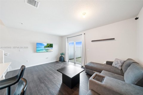 Townhouse in Florida City, Florida 3 bedrooms, 128.21 sq.m. № 2009855 - photo 4