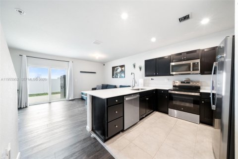 Townhouse in Florida City, Florida 3 bedrooms, 128.21 sq.m. № 2009855 - photo 6