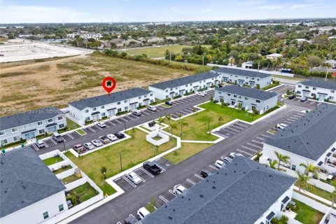 Townhouse in Florida City, Florida 3 bedrooms, 128.21 sq.m. № 2009855 - photo 24