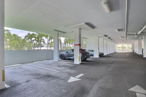 Condo in Hallandale Beach, Florida, 2 bedrooms  № 1878661 - photo 20