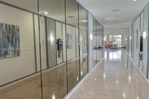 Condo in Hallandale Beach, Florida, 2 bedrooms  № 1878661 - photo 18
