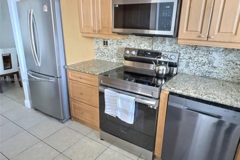 Condo in Hallandale Beach, Florida, 2 bedrooms  № 1878661 - photo 6