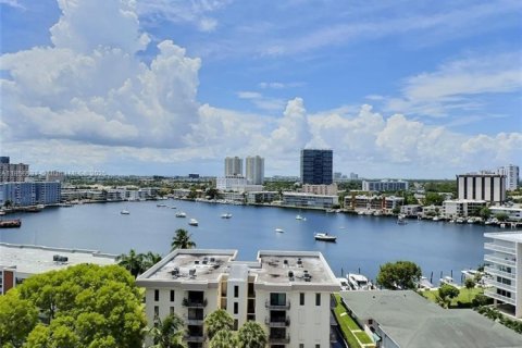 Condo in Hallandale Beach, Florida, 2 bedrooms  № 1878661 - photo 2