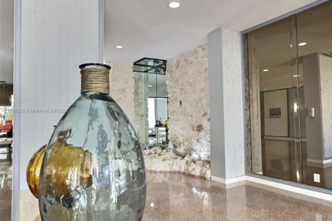 Condo in Hallandale Beach, Florida, 2 bedrooms  № 1878661 - photo 16