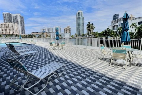 Condo in Hallandale Beach, Florida, 2 bedrooms  № 1878661 - photo 22