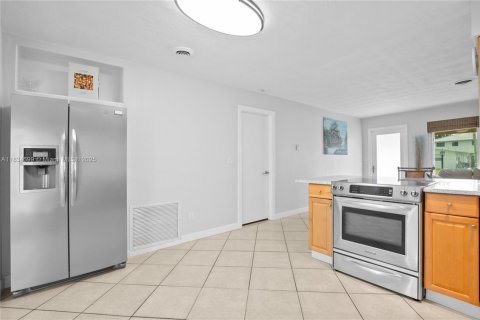 House in Dania Beach, Florida 3 bedrooms, 124.58 sq.m. № 1818031 - photo 8