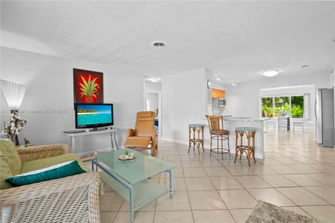 House in Dania Beach, Florida 3 bedrooms, 124.58 sq.m. № 1818031 - photo 3