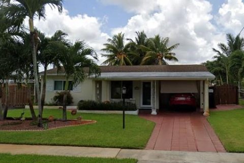 House in Dania Beach, Florida 3 bedrooms, 124.58 sq.m. № 1818031 - photo 1
