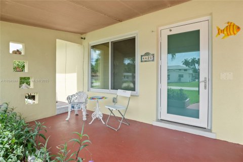 House in Dania Beach, Florida 3 bedrooms, 124.58 sq.m. № 1818031 - photo 6