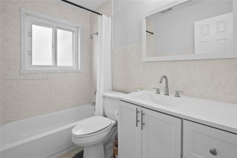House in Dania Beach, Florida 3 bedrooms, 124.58 sq.m. № 1818031 - photo 13