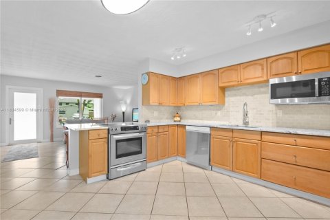 House in Dania Beach, Florida 3 bedrooms, 124.58 sq.m. № 1818031 - photo 2