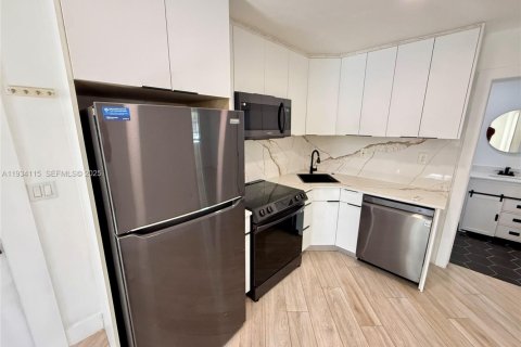 Casa en alquiler en Miami, Florida, 2 dormitorios, 74.32 m2 № 1993764 - foto 4