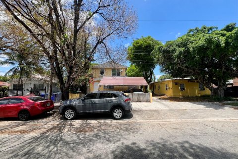 Casa en alquiler en Miami, Florida, 2 dormitorios, 74.32 m2 № 1993764 - foto 1