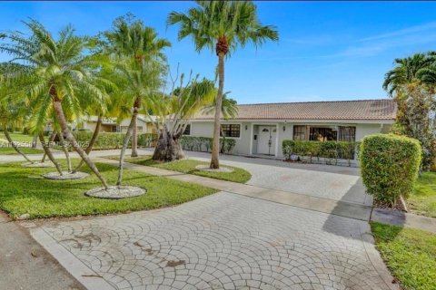 House in Hollywood, Florida 3 bedrooms, 214.98 sq.m. № 2076749 - photo 4