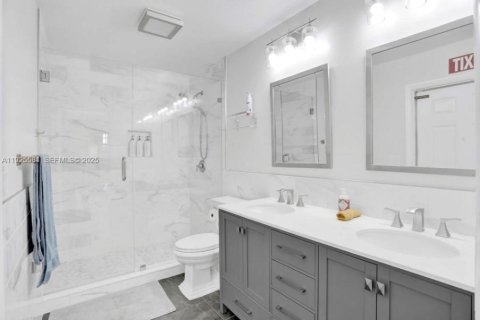 House in Hollywood, Florida 3 bedrooms, 214.98 sq.m. № 2076749 - photo 13