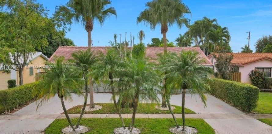 House in Hollywood, Florida 3 bedrooms, 214.98 sq.m. № 2076749
