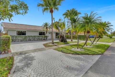 House in Hollywood, Florida 3 bedrooms, 214.98 sq.m. № 2076749 - photo 3