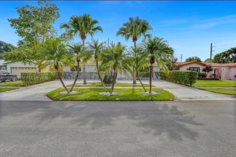 House in Hollywood, Florida 3 bedrooms, 214.98 sq.m. № 2076749 - photo 2