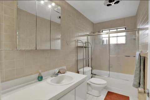 House in Hollywood, Florida 3 bedrooms, 214.98 sq.m. № 2076749 - photo 11