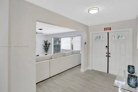 House in Hollywood, Florida 3 bedrooms, 214.98 sq.m. № 2076749 - photo 16