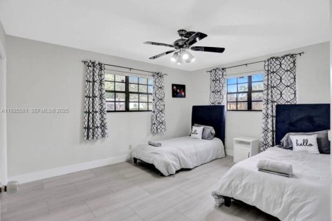 House in Hollywood, Florida 3 bedrooms, 214.98 sq.m. № 2076749 - photo 12