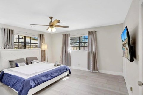 House in Hollywood, Florida 3 bedrooms, 214.98 sq.m. № 2076749 - photo 15