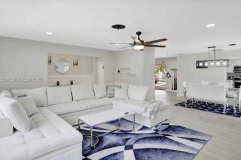 House in Hollywood, Florida 3 bedrooms, 214.98 sq.m. № 2076749 - photo 20