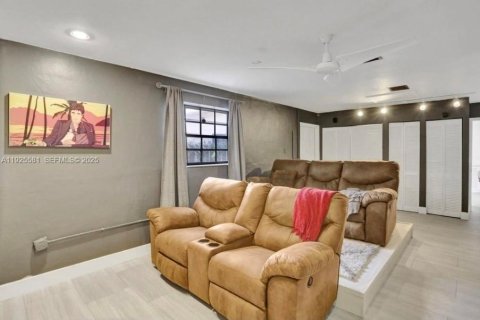 House in Hollywood, Florida 3 bedrooms, 214.98 sq.m. № 2076749 - photo 9