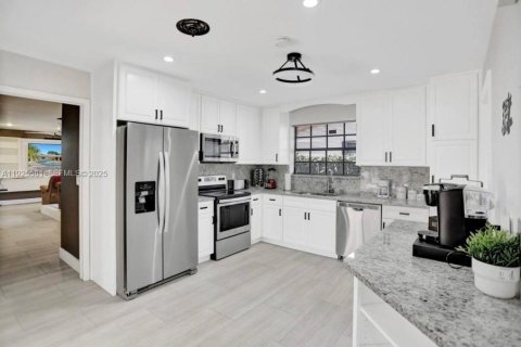 House in Hollywood, Florida 3 bedrooms, 214.98 sq.m. № 2076749 - photo 17