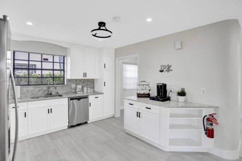 House in Hollywood, Florida 3 bedrooms, 214.98 sq.m. № 2076749 - photo 18