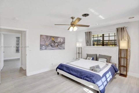 House in Hollywood, Florida 3 bedrooms, 214.98 sq.m. № 2076749 - photo 14