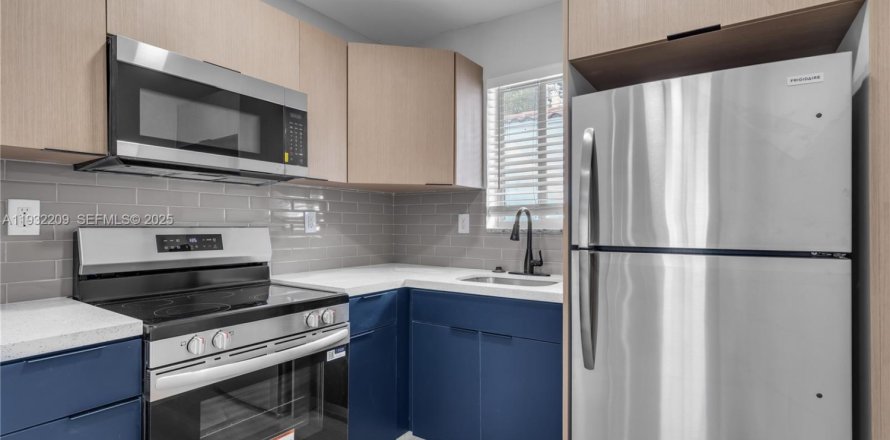 House in Miami, Florida 2 bedrooms, 65.03 sq.m. № 1990488
