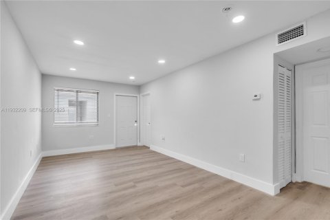 House in Miami, Florida 2 bedrooms, 65.03 sq.m. № 1990488 - photo 19