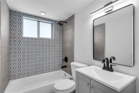 House in Miami, Florida 2 bedrooms, 65.03 sq.m. № 1990488 - photo 14