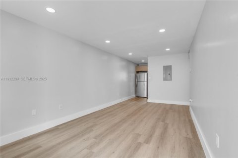 House in Miami, Florida 2 bedrooms, 65.03 sq.m. № 1990488 - photo 17