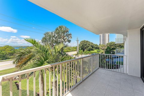 Condo in Riviera Beach, Florida, 2 bedrooms № 2088011 - photo 25