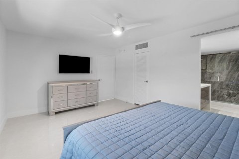 Condo in Riviera Beach, Florida, 2 bedrooms № 2088011 - photo 13